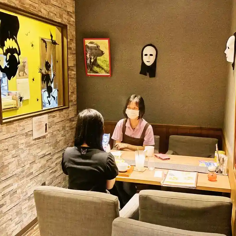 ワンぽてぃとで行われたHANASOU-ZEの様子。一対一で真剣に話し込む二人。