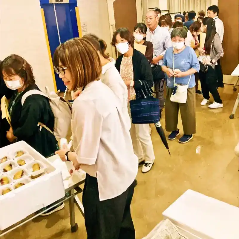 生きづらさを抱える方が、感覚過敏の才能を使い、最高品質の蜜いもを選別している様子。