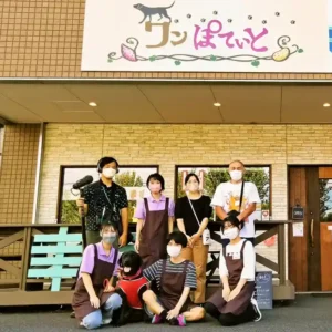 東海テレビ『NEWS ONE』の取材チームと、ワンぽてぃと代表小栗加奈。笑顔で並んで集合写真。