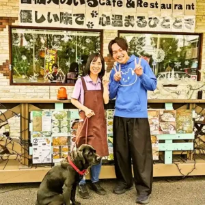 中京テレビ「ぐーたくさん」の生放送でワンぽてぃとにご来店くださった町田こーすけさんと、看板犬オリバー、スタッフ（オーナー）の記念写真。背景にはクリスマス装飾が施されている。