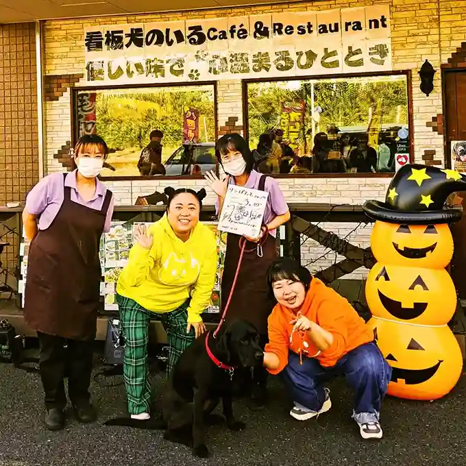 ワンぽてぃと店内で、ニッチェの江上さんと近藤さん、スタッフの記念写真。