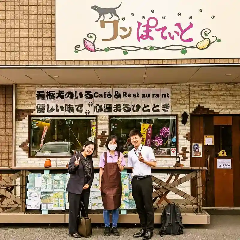 弁護士協会の方とワンぽてぃと店前での記念写真