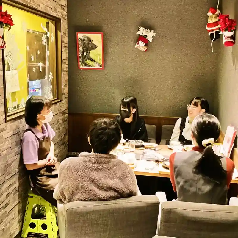 第13回HANASOU-ZE 開催の様子。参加者がテーブルを囲んで話している。