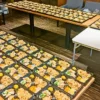 春日井市のカフェ「ワンぽてぃと」で調理された100食の手作りお弁当。就労支援（とまり木）メンバーと協力して完成させた、彩り豊かなお弁当が並んでいる様子。