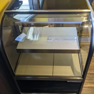 春日井市ワンぽてぃと入口に設置された、まだ何も入っていない街かど冷蔵庫の空のショーケース。