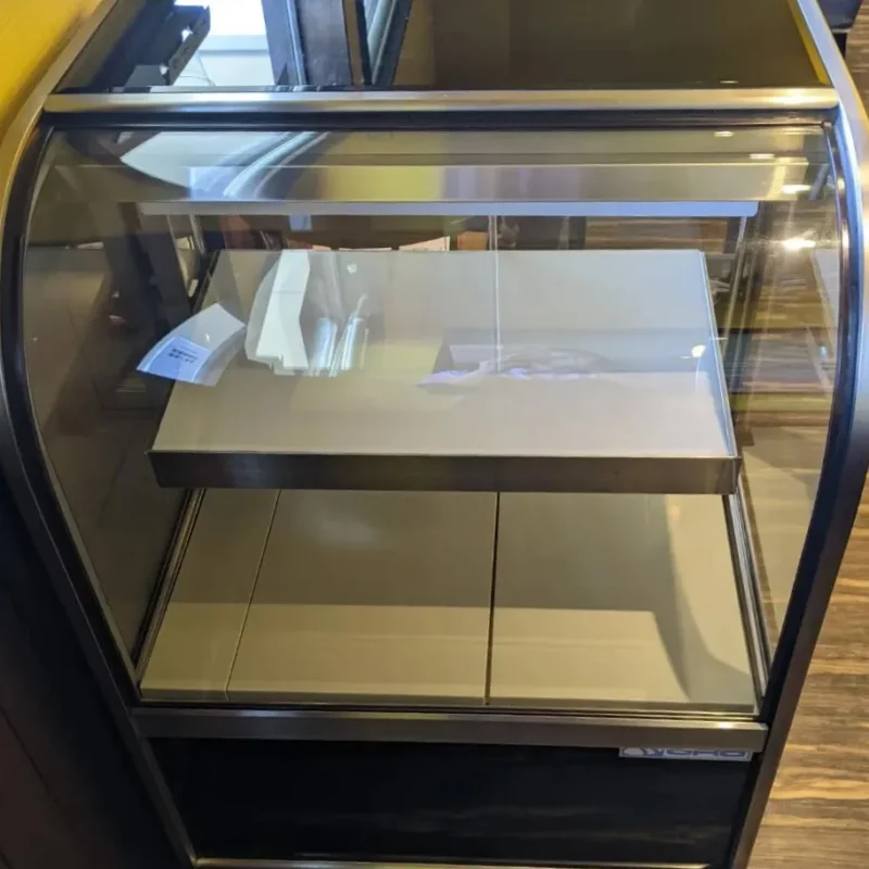 春日井市ワンぽてぃと入口に設置された、まだ何も入っていない街かど冷蔵庫の空のショーケース。