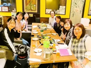 春日井市のワンぽてぃとにて、北海道・三重・岐阜から就労支援の視察に来られた方々とスタッフが笑顔で交流している様子