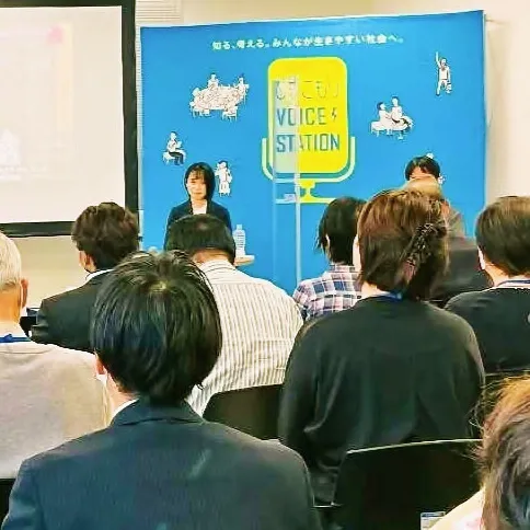 三重県で開催されたひきこもりVOICE STATION全国キャラバンで講演を行う、ワンぽてぃと代表の小栗加奈