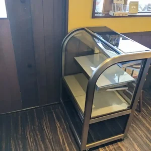 愛知県春日井市のカフェレストラン「ワンぽてぃと」の入口にある、街かど冷蔵庫。元々は居抜き物件のショーケースを再利用して設置された様子。