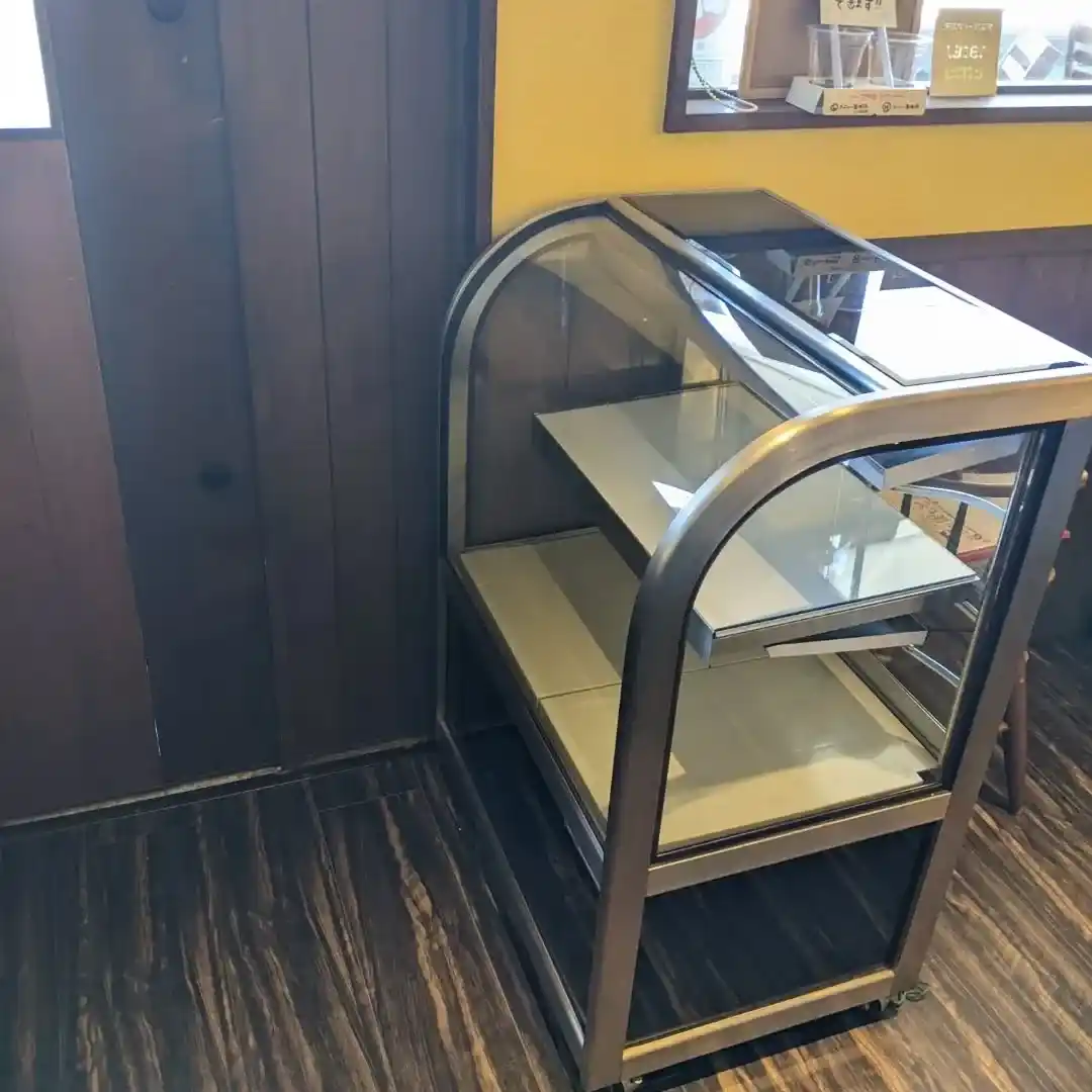 ワンぽてぃとの入口にある街かど冷蔵庫。元々は居抜き物件のショーケースだった場所を活用している様子。