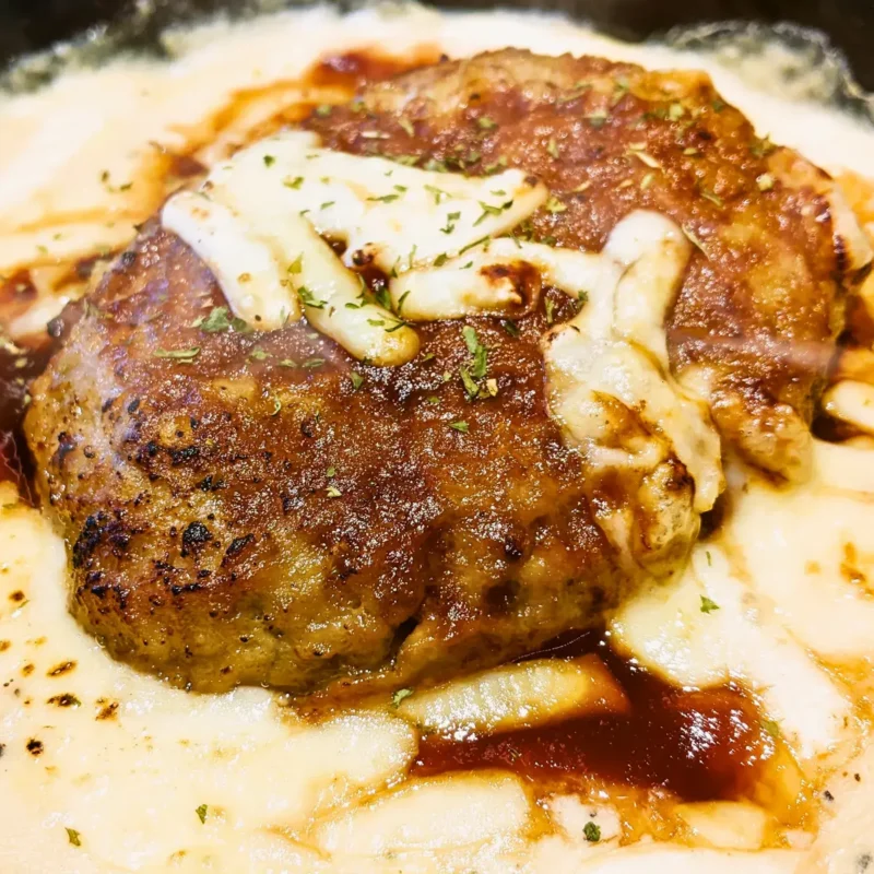 ドリアの上に乗せた黒毛和牛を使用したジューシーなポテトバーグ