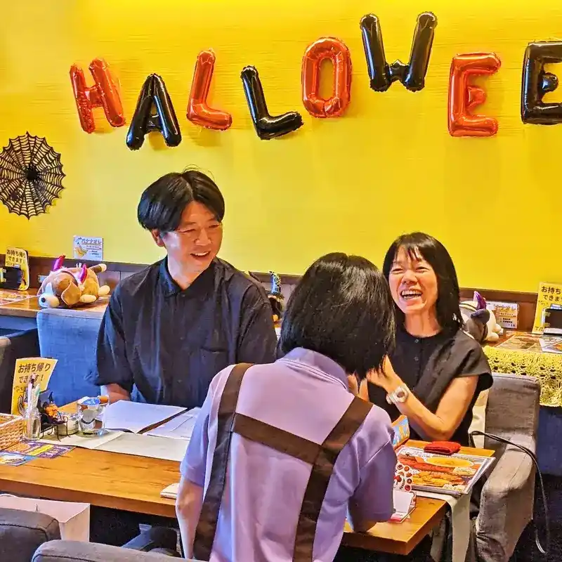 愛知県春日井市のカフェレストラン「ワンぽてぃと」にて、島根県から来訪された作家様とスタッフが不登校支援について対談している様子