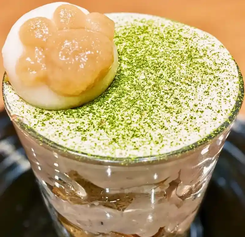 手作りの肉球白玉と抹茶パウダーがトッピングされた和トライフル