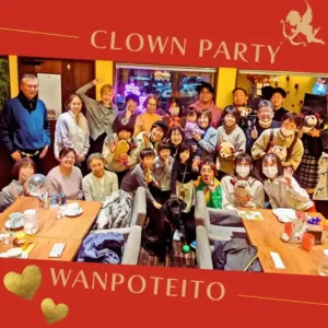 カフェレストラン「WANPOTEITO」で開催されたクラウンのもっちぃさんとお客様、そして看板犬オリバーが一緒に写った賑やかな集合写真。