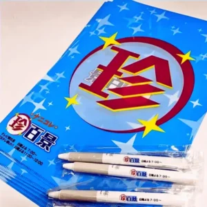 テレビ番組「ナニコレ珍百景」のロゴが入った青いクリアファイルとボールペン3本の写真