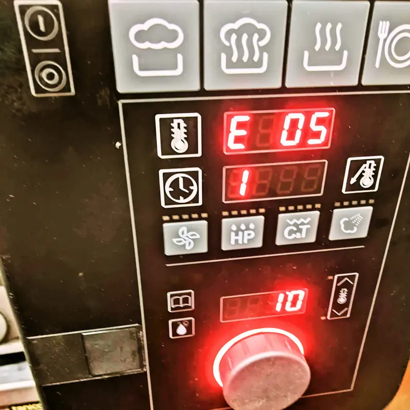 業務用スチームコンベクションオーブンの操作パネルに表示された赤いLEDのエラーコード「E05」