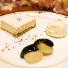 桜のフレークがトッピングされた四角いティラミスと、アイス、濃厚な抹茶ソースがかかった白玉が添えられた春のデザートプレート
