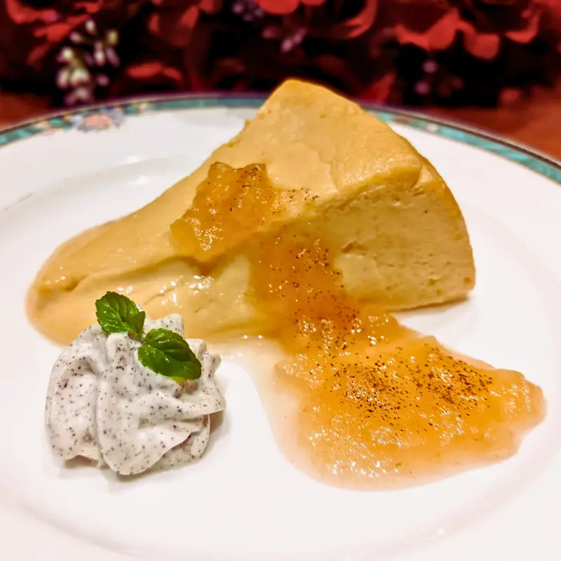 ワンぽてぃとの人気スイーツ「りんご TO 薔薇 蜜いも生チーズケーキ」。特製林檎ジャムがたっぷりかかった生チーズケーキとミントを添えたホイップクリーム