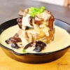 スキレットに盛り付けられたホクホクのじゃがいもに、夏茄子ととろけるチーズ、無添加味噌のソースがたっぷりかかったじゃがグラタン