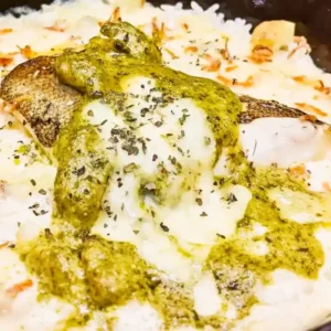 ワンぽてぃとの6月限定メニュー「カレイのジェノベドリア」。ハーブソルトが香るカレイとジェノベーゼソース