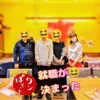 カフェレストラン「ワンぽてぃと」の店内で、就職が決まった男性をスタッフや関係者4名で囲んで笑顔で並ぶ集合写真。「就職が決まった😆」の文字とワンぽてぃとのロゴ入り。