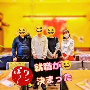 カフェレストラン「ワンぽてぃと」の店内で、就職が決まった男性をスタッフや関係者4名で囲んで笑顔で並ぶ集合写真。「就職が決まった😆」の文字とワンぽてぃとのロゴ入り。