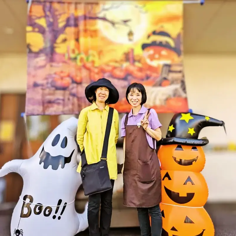ハロウィンのオバケやカボチャのバルーンの前で笑顔で並ぶ、兵庫県西宮市から来店の前田様（左）とワンぽてぃとスタッフ（右）のツーショット写真