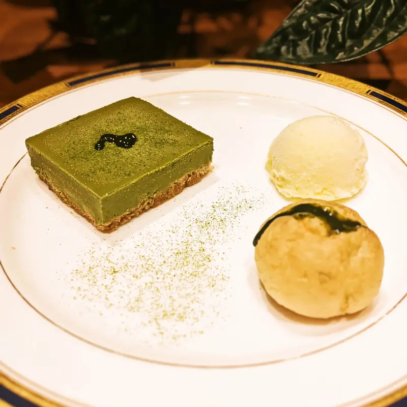 濃厚な抹茶パウダーが表面にたっぷりかかった極上ティラミスアイス