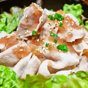 ネギとゴマがトッピングされたさっぱり梅ドレの豚しゃぶ