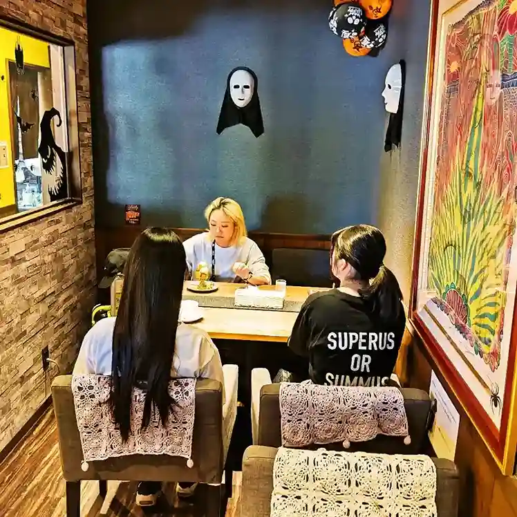 ワンぽてぃとの店内で楽しくお茶の時間を過ごすスタッフさんたちの様子