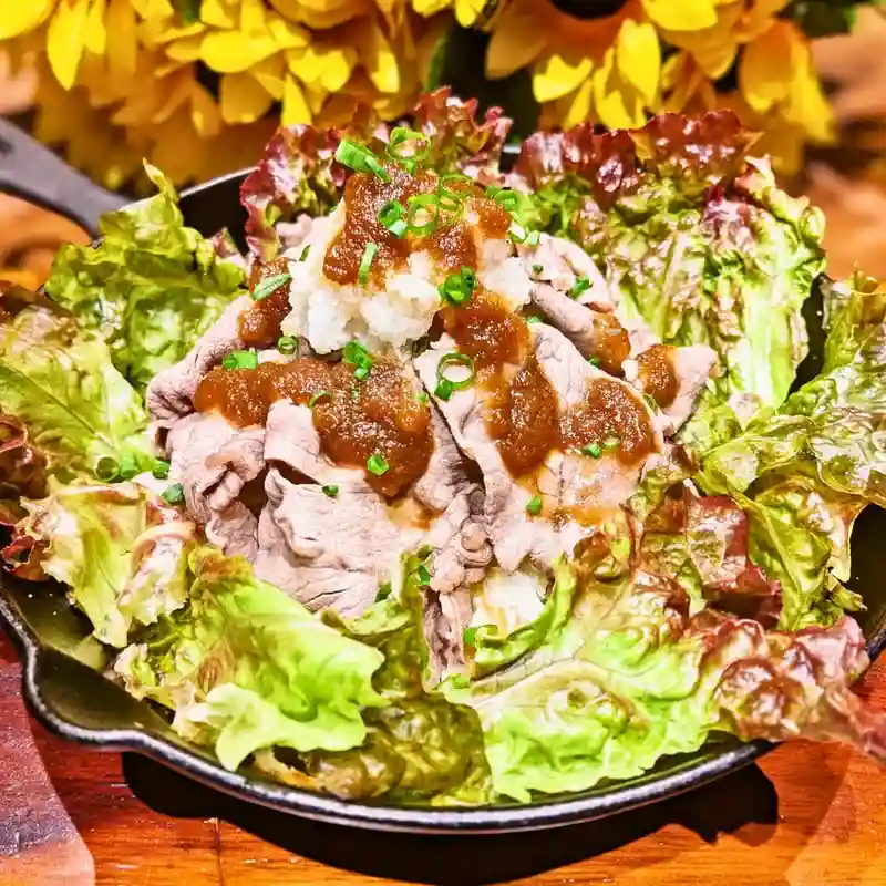 春日井市のカフェレストラン「ワンぽてぃと」8月限定ランチ：たっぷりの野菜と特製スタミナソースでさっぱりいただく牛しゃぶスキレット