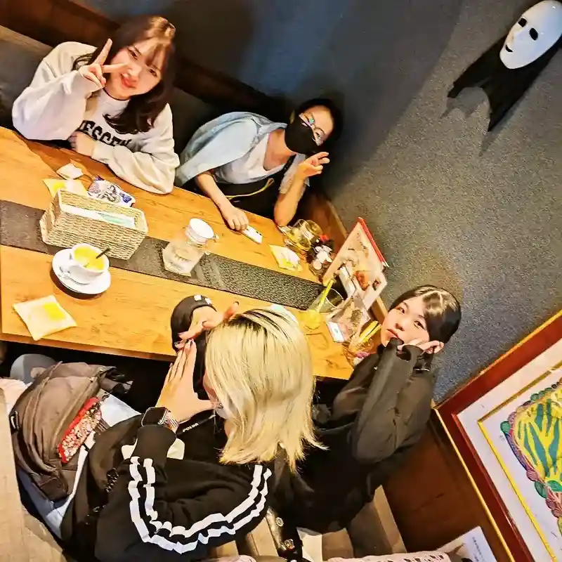 春日井市のカフェレストラン「ワンぽてぃと」で開催された、とまり木スタッフたちによる女子会の様子。テーブルを囲んで和やかにピースサインをして談笑しています。