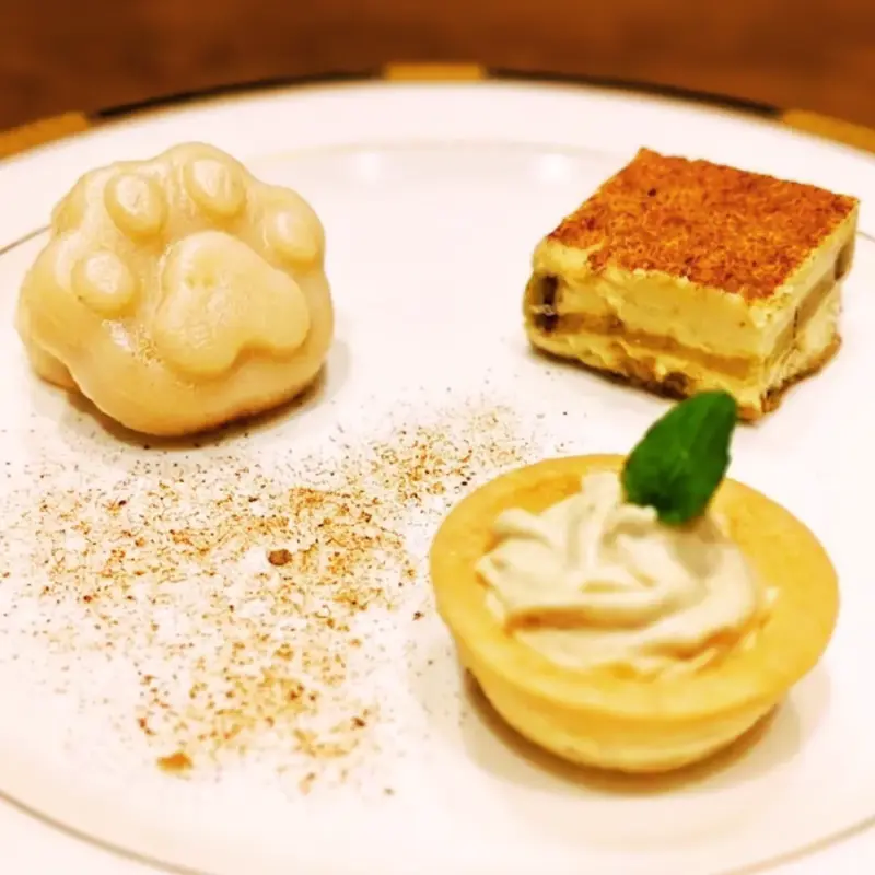 蜜いもを使用した肉球水ういろう、蜜芋ティラミスアイス、生クリームタルトの三点盛りプレート