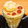 肉球水ういろうと手作りのいも蜜がトッピングされた、グラス入りの蜜いもトライフル