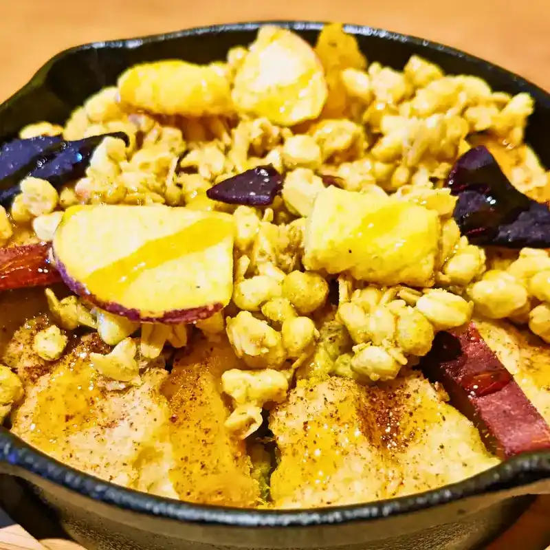 蜜芋とパンプキンを使用したハロウィン限定スイーツ「パンプティング」。上から濃厚ないも蜜がかかっている。