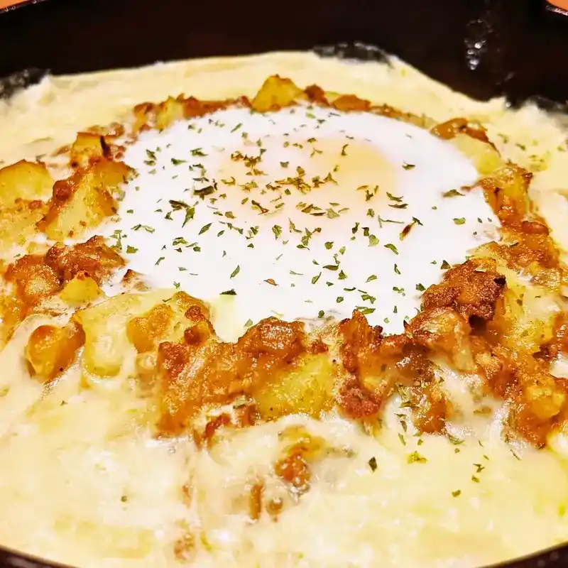 黒毛和牛を使用したうま辛パンプキンカレーの「目玉のおやじドリア」。中央に目玉に見立てたトッピングが乗っている。