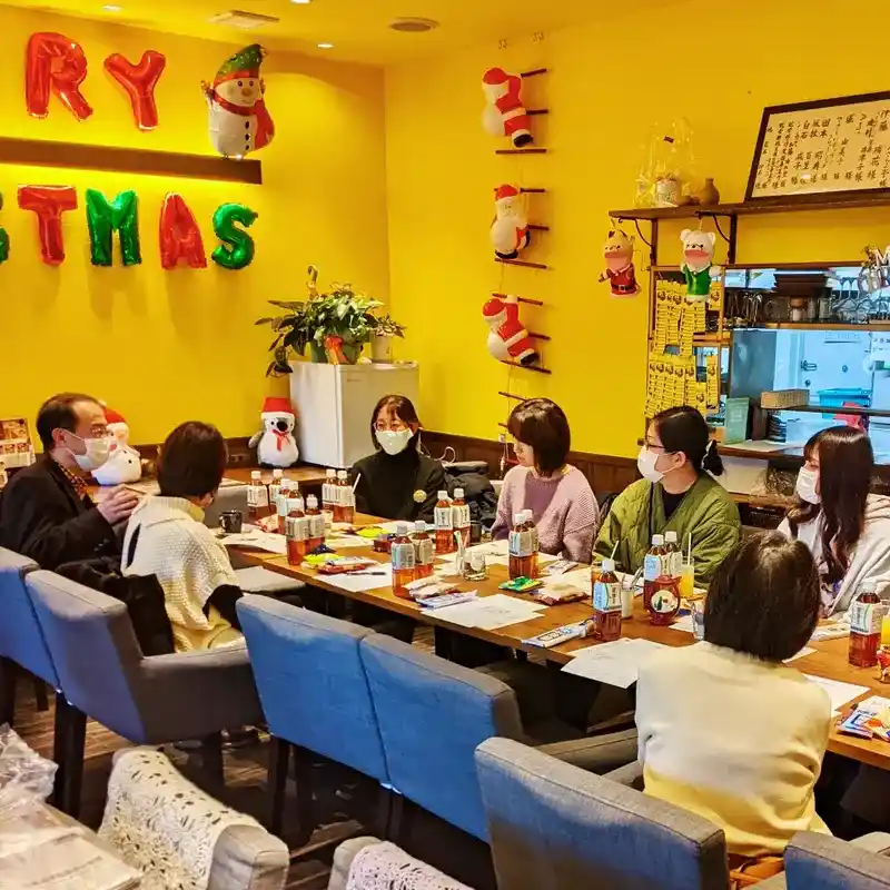 ワンぽてぃとの店内でテーブルを囲み、話し合う参加者たちの様子