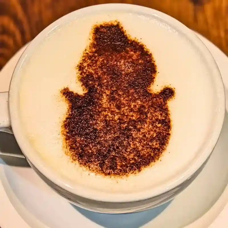 雪だるまやツリーのシルエットが浮かぶチョコのラテアート
